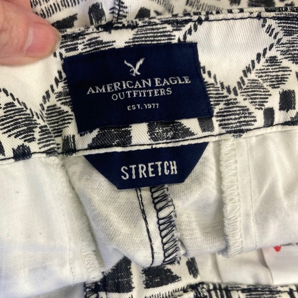American Eagle Midi Shorts Women's 4 Black White Geometric Tribal Print Stretch - Picture 3 of 7